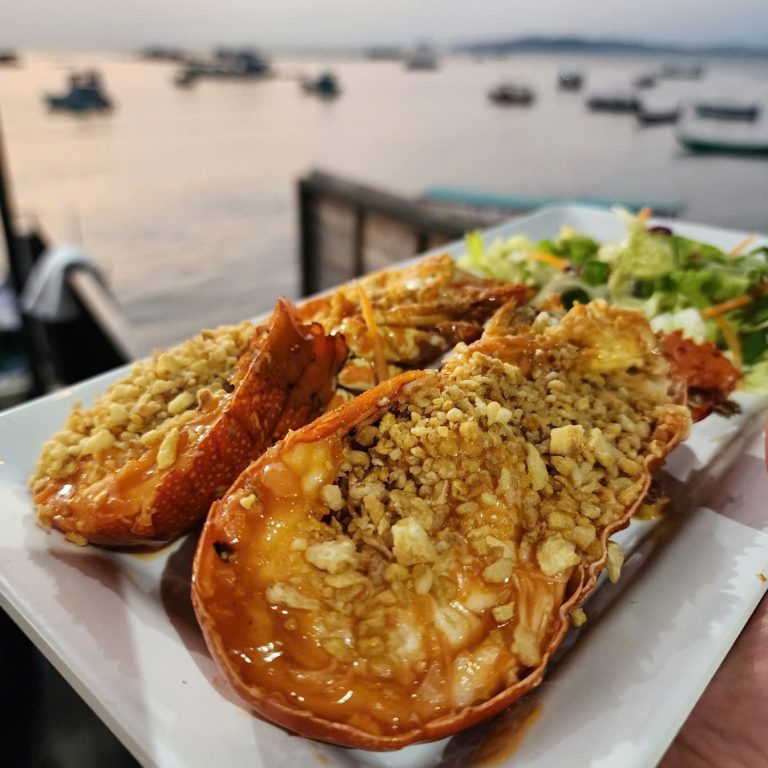 Hải Sản Tươi Sống Phú Quốc — Tự Chọn, Tự Thưởng Thức Tại Sunset Story 2 tôm hùm nướng bơ tỏi hải sản Phú Quốc Sunset Story