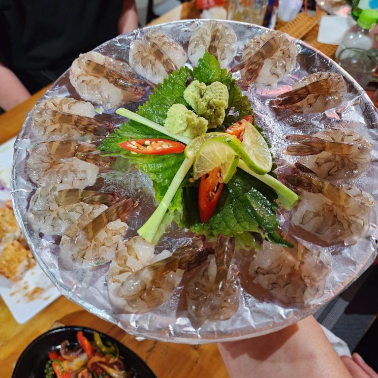 Tôm Sú Phú Quốc — Đặc Sản Biển Tươi Ngon Không Thể Bỏ Qua 5 Tôm sú thiên nhiên Phú Quốc sashimi tươi sống trình bày trên đĩa đá lạnh tại Sunset Story
